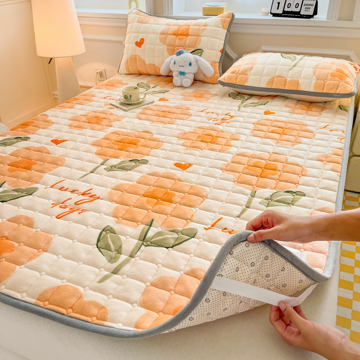 91家纺网 家纺一手货源 找家纺 小叮当家纺仓储工厂店 2025新款牛奶绒夹棉印花床垫床护垫大床图 绒床垫-萱花