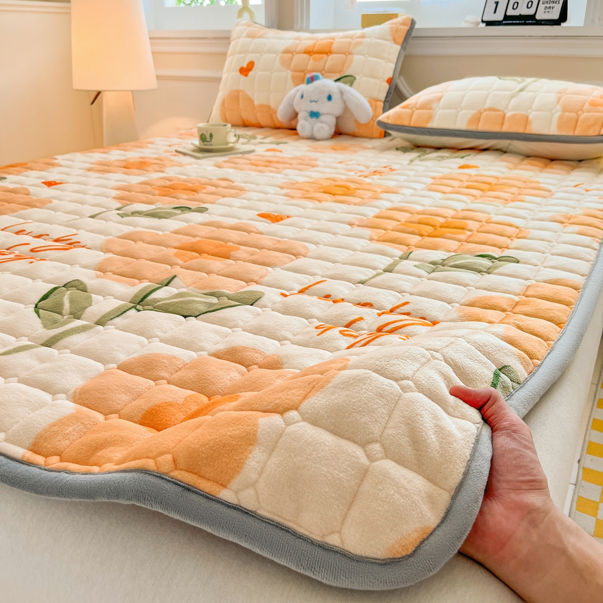 91家纺网 家纺一手货源 找家纺 小叮当家纺仓储工厂店 2025新款牛奶绒夹棉印花床垫床护垫大床图 绒床垫-萱花