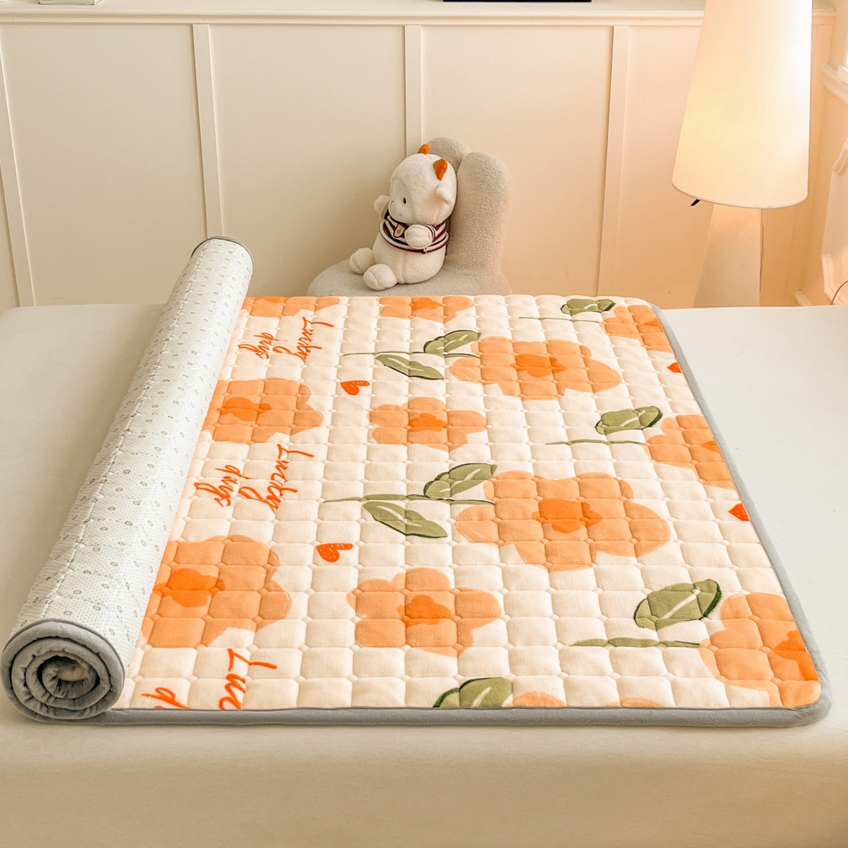 91家纺网 家纺一手货源 找家纺 小叮当家纺仓储工厂店 2025新款牛奶绒夹棉印花床垫床护垫大床图 绒床垫-萱花