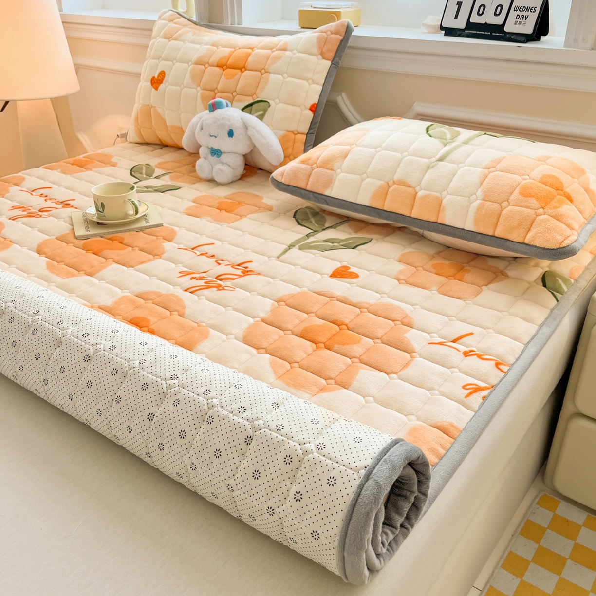 91家纺网 家纺一手货源 找家纺 小叮当家纺仓储工厂店 2025新款牛奶绒夹棉印花床垫床护垫大床图 绒床垫-萱花