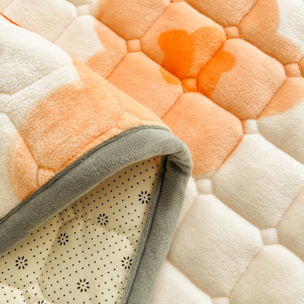 91家纺网 家纺一手货源 找家纺 小叮当家纺仓储工厂店 2025新款牛奶绒夹棉印花床垫床护垫大床图 绒床垫-萱花