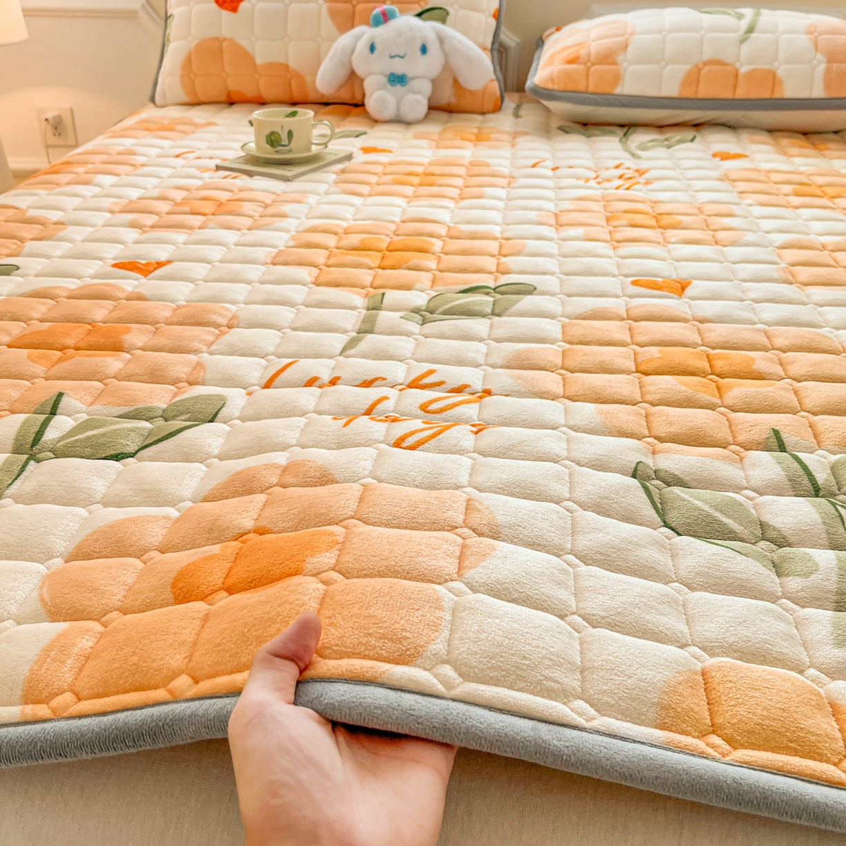 91家纺网 家纺一手货源 找家纺 小叮当家纺仓储工厂店 2025新款牛奶绒夹棉印花床垫床护垫大床图 绒床垫-萱花