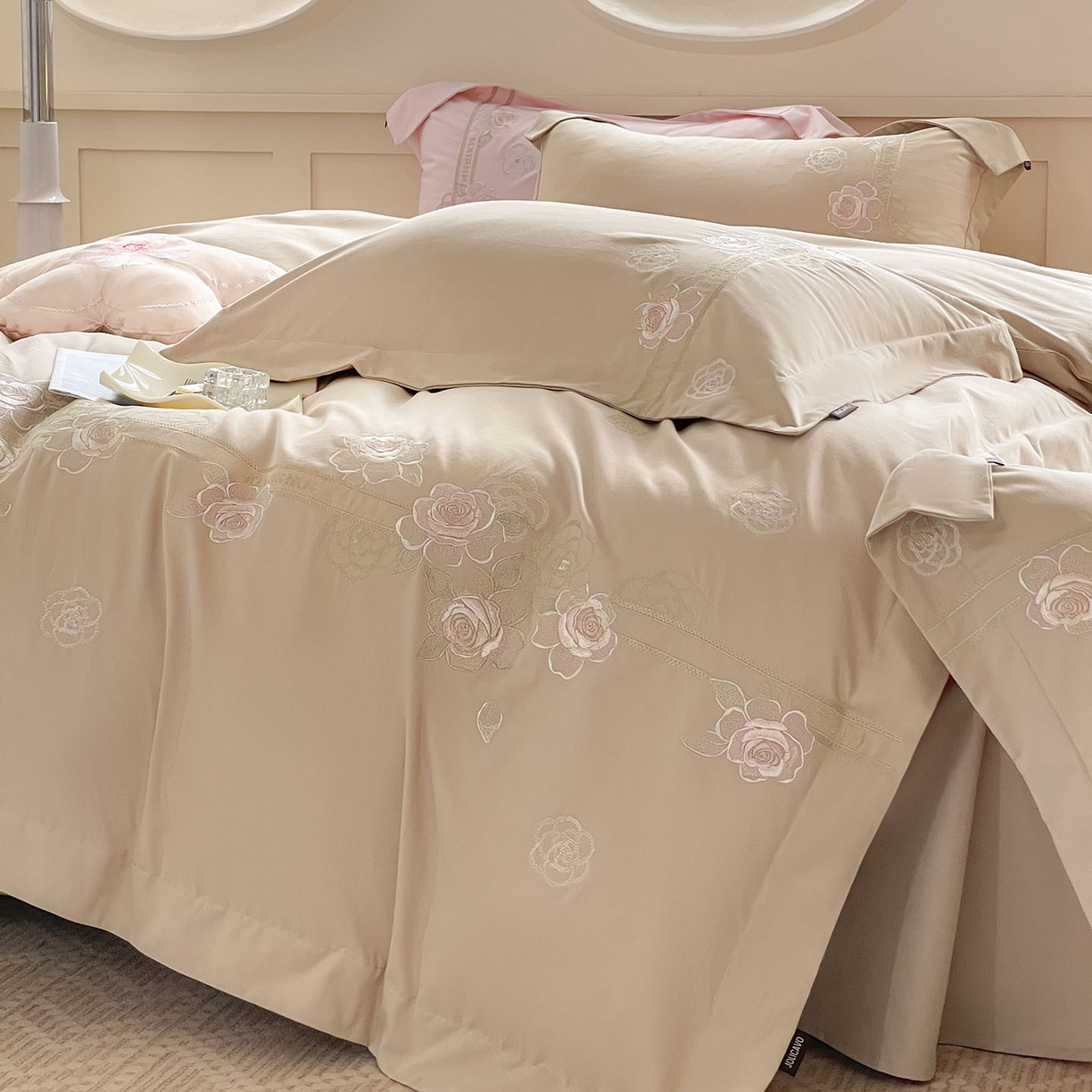 91家纺网 家纺一手货源 找家纺  秋冬季爆款A类加厚保暖全棉磨毛四件套纯棉被套重工刺绣床笠款轻奢高端床上用品 温莎-拿铁