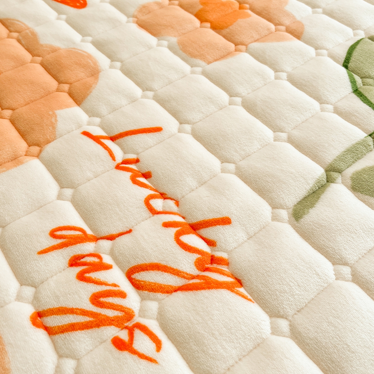 91家纺网 家纺一手货源 找家纺 小叮当家纺仓储工厂店 2025新款牛奶绒夹棉印花床垫床护垫大床图 绒床垫-萱花