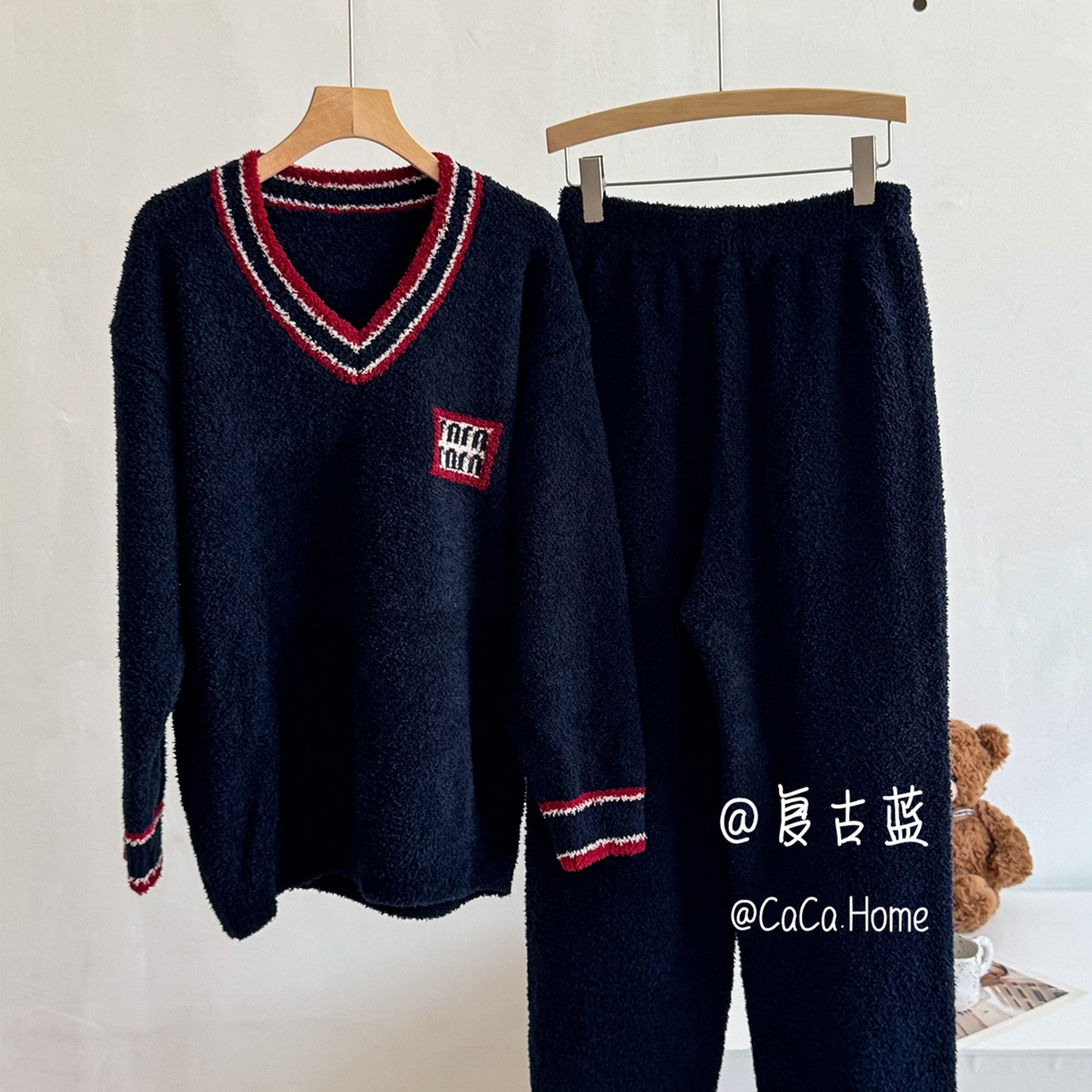 91家纺网 家纺一手货源 找家纺 妍景家居生活馆 2025新款半边绒-V领学院套装 复古蓝