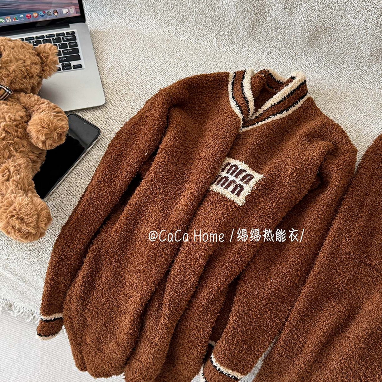 91家纺网 家纺一手货源 找家纺 妍景家居生活馆 2025新款半边绒-V领学院套装 可可棕