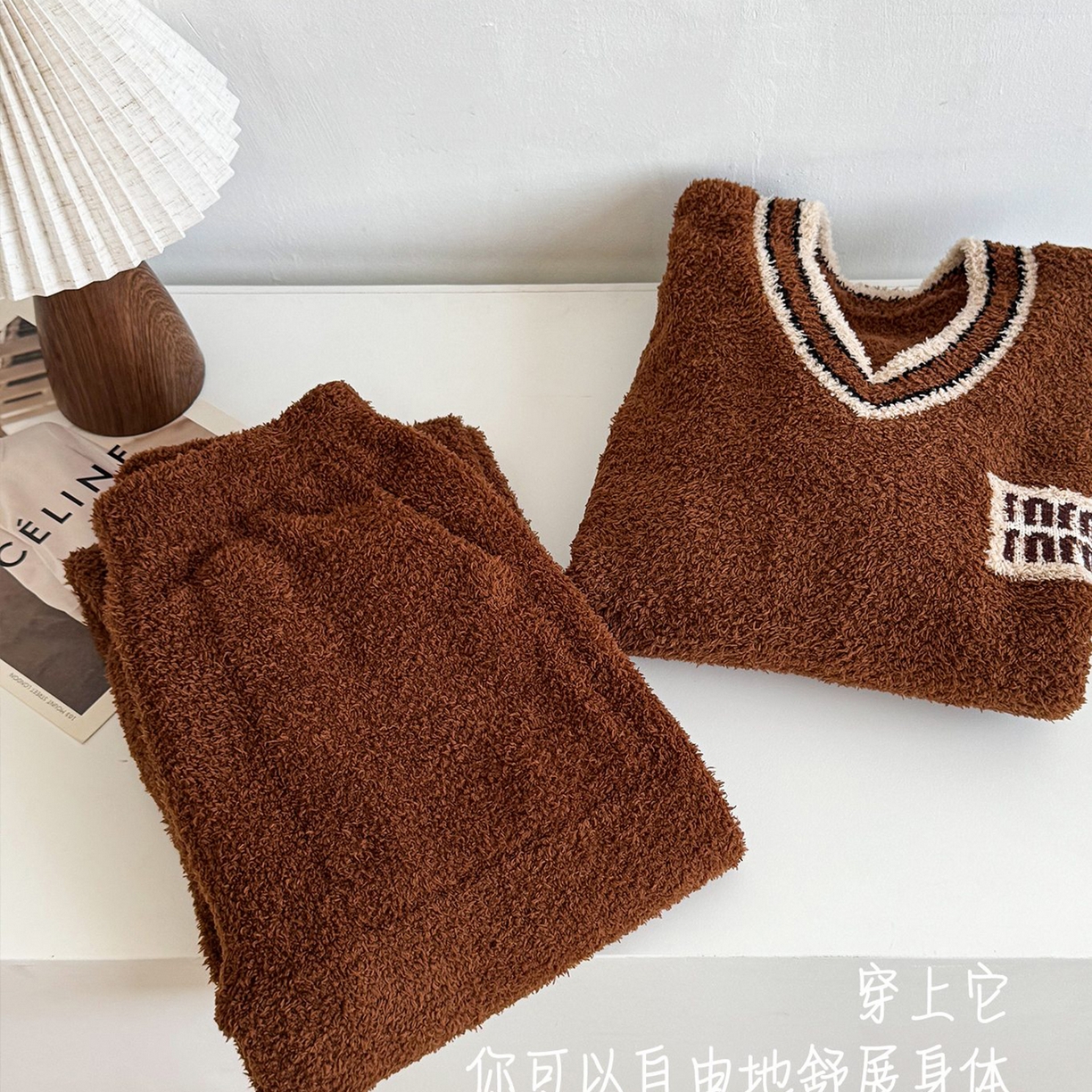 91家纺网 家纺一手货源 找家纺 （总）妍景家居生活馆 2025新款半边绒-V领学院套装