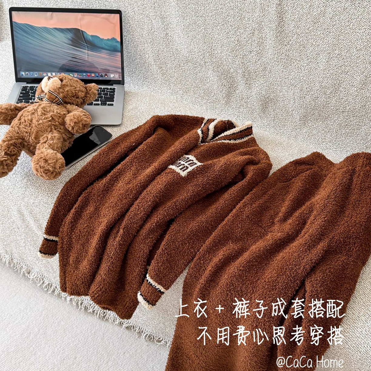 91家纺网 家纺一手货源 找家纺 妍景家居生活馆 2025新款半边绒-V领学院套装 可可棕