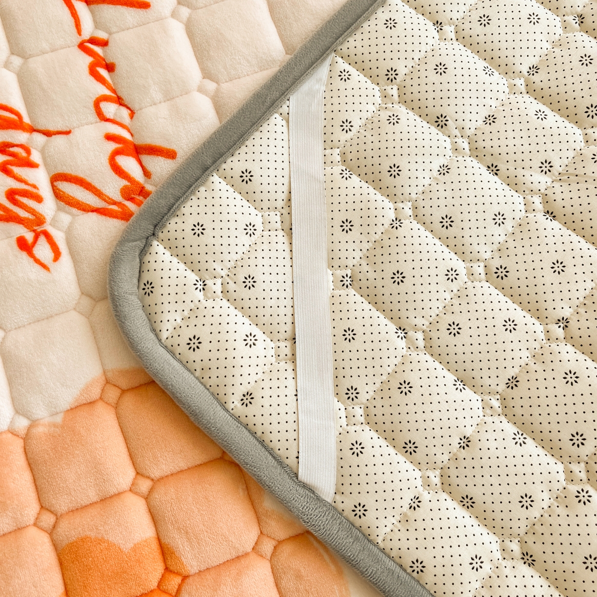 91家纺网 家纺一手货源 找家纺 小叮当家纺仓储工厂店 2025新款牛奶绒夹棉印花床垫床护垫大床图 绒床垫-萱花