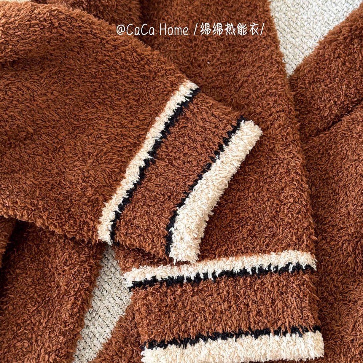 91家纺网 家纺一手货源 找家纺 妍景家居生活馆 2025新款半边绒-V领学院套装 可可棕