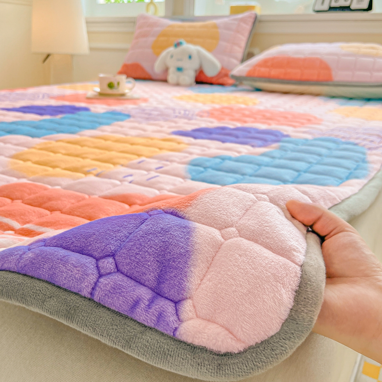 小叮当家纺仓储工厂店 2025新款牛奶绒夹棉印花床垫床护垫大床图 绒床垫-炫彩人生