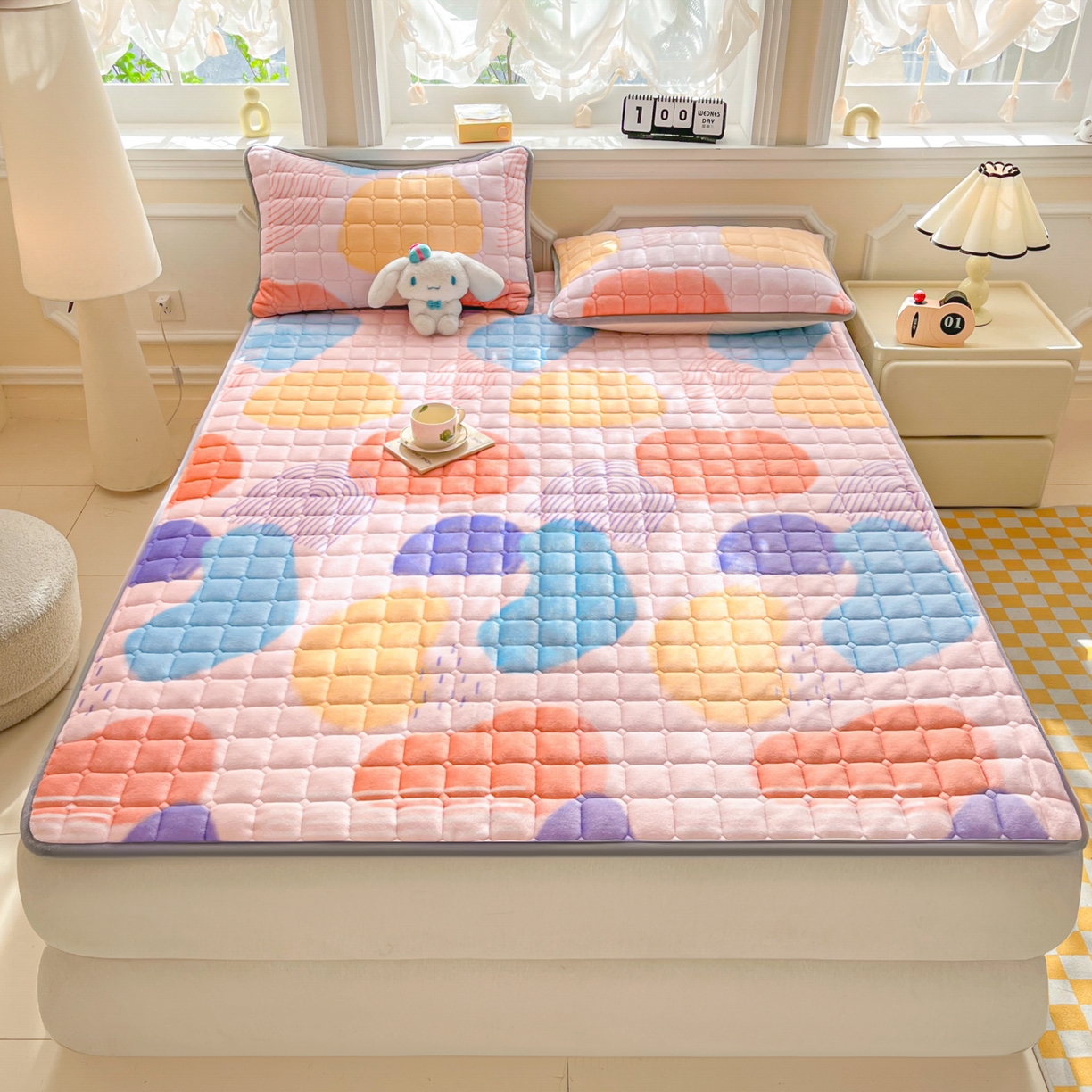 91家纺网 家纺一手货源 找家纺 小叮当家纺仓储工厂店 2025新款牛奶绒夹棉印花床垫床护垫大床图 绒床垫-炫彩人生