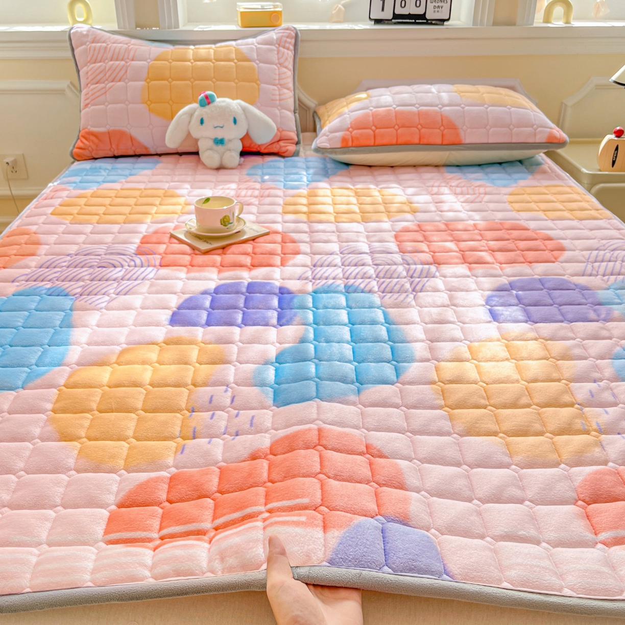 91家纺网 家纺一手货源 找家纺 小叮当家纺仓储工厂店 2025新款牛奶绒夹棉印花床垫床护垫大床图 绒床垫-炫彩人生