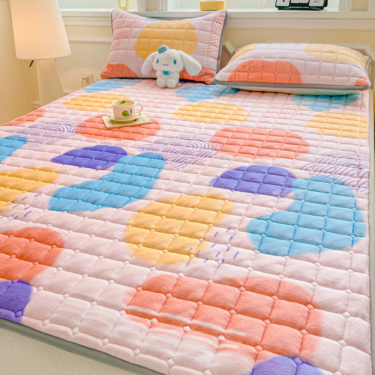 91家纺网 家纺一手货源 找家纺 小叮当家纺仓储工厂店 2025新款牛奶绒夹棉印花床垫床护垫大床图 绒床垫-炫彩人生