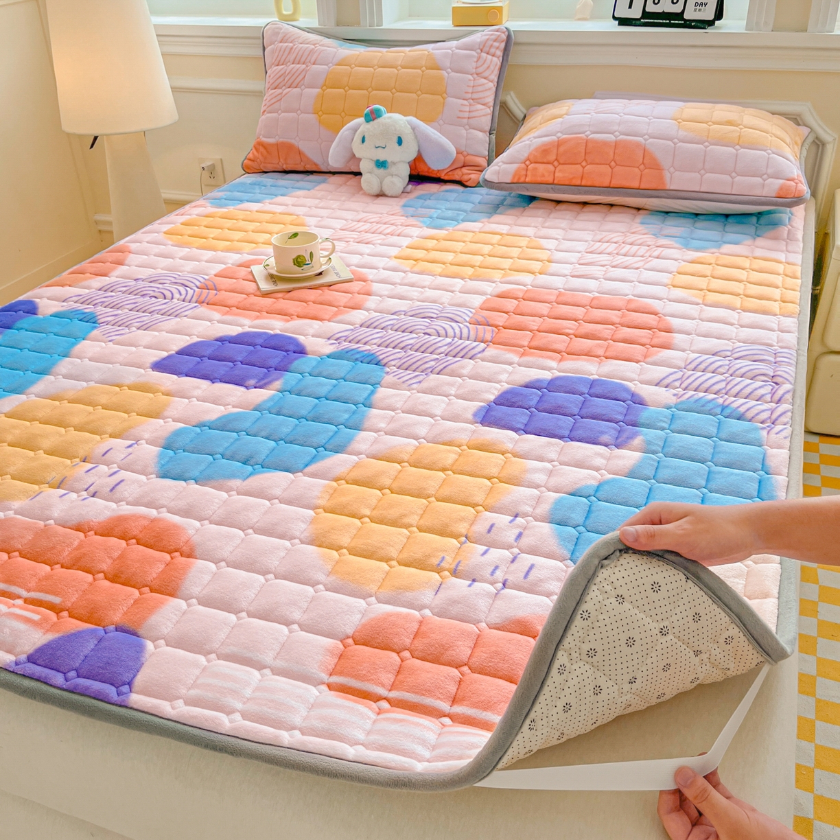 91家纺网 家纺一手货源 找家纺 小叮当家纺仓储工厂店 2025新款牛奶绒夹棉印花床垫床护垫大床图 绒床垫-炫彩人生