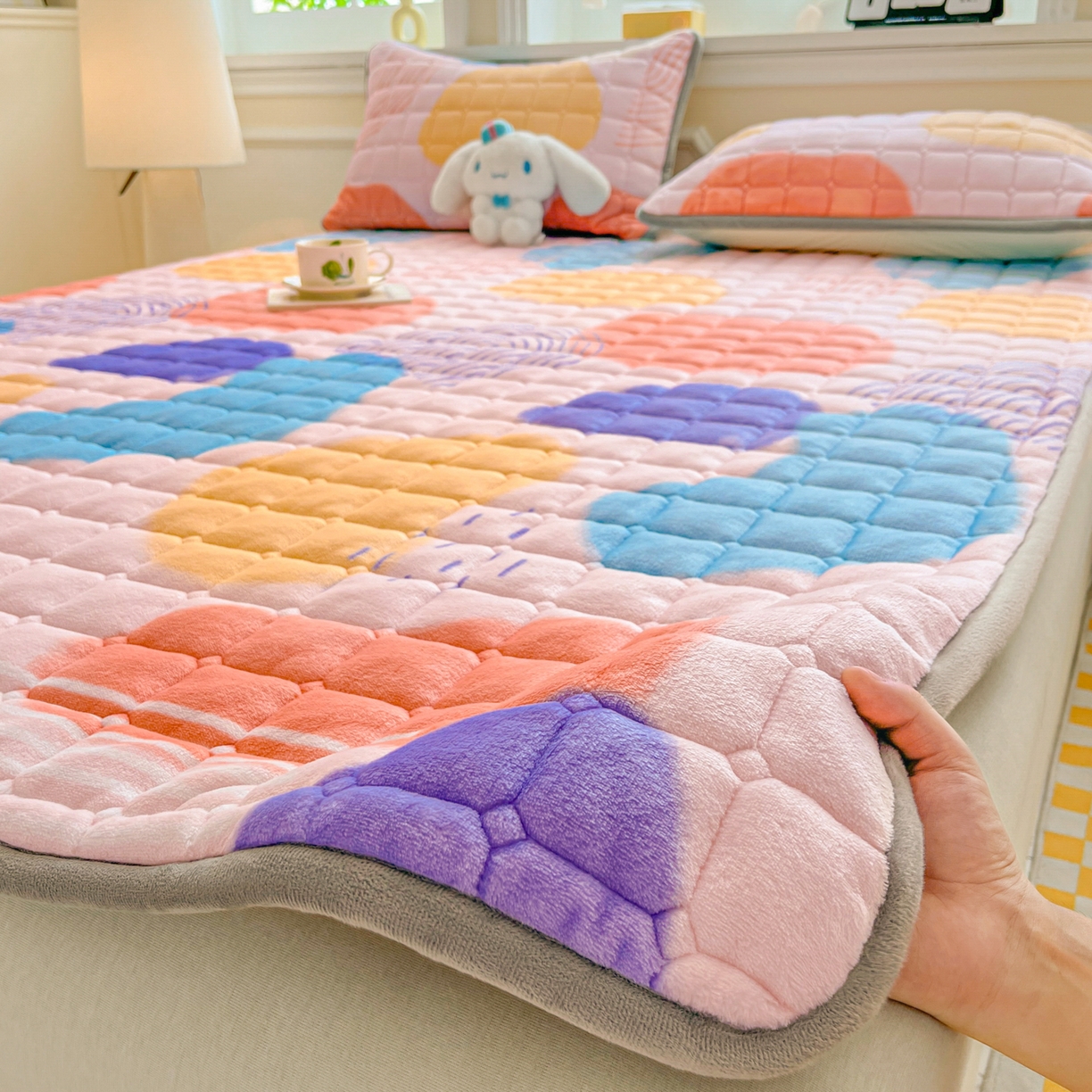 91家纺网 家纺一手货源 找家纺 小叮当家纺仓储工厂店 2025新款牛奶绒夹棉印花床垫床护垫大床图 绒床垫-炫彩人生