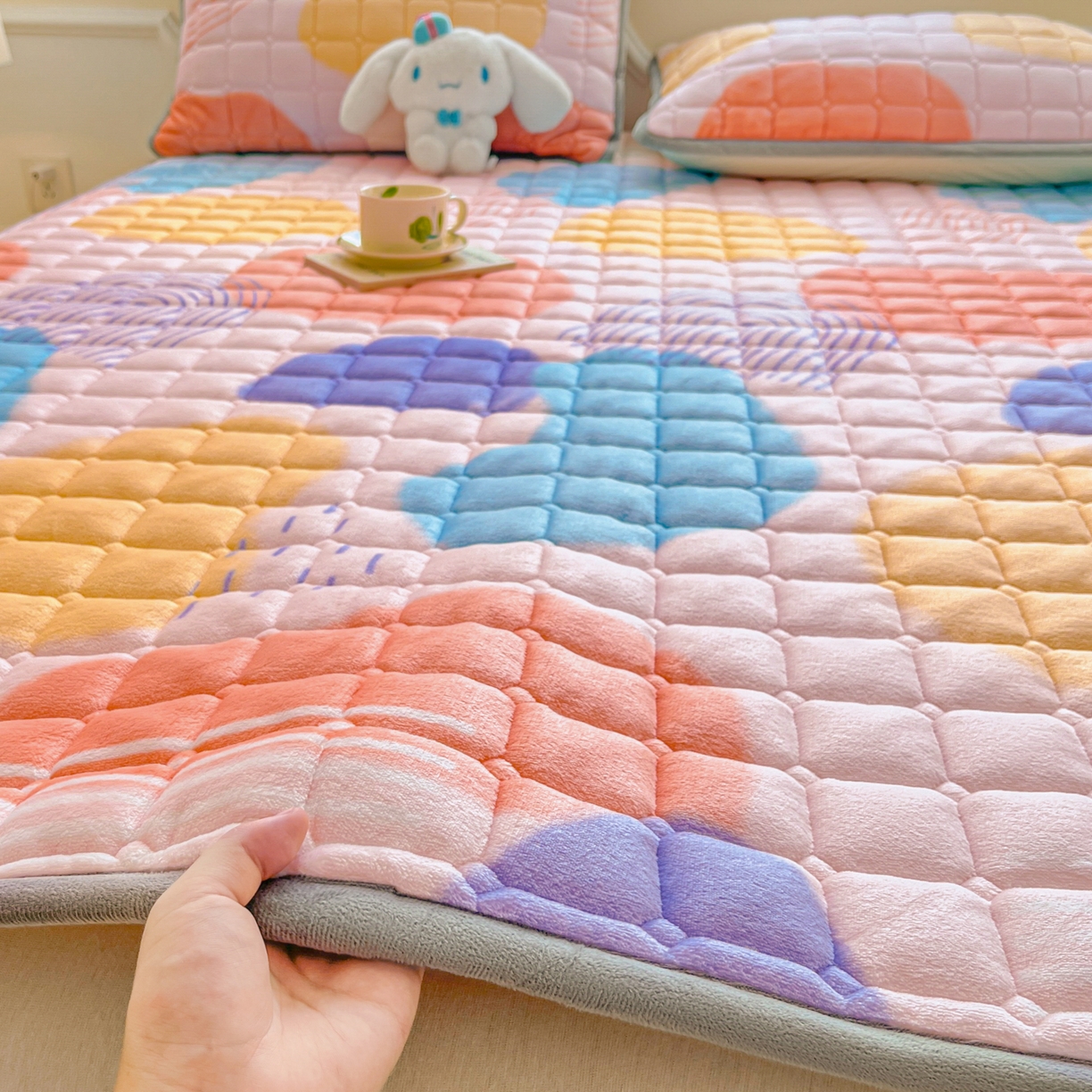 91家纺网 家纺一手货源 找家纺 小叮当家纺仓储工厂店 2025新款牛奶绒夹棉印花床垫床护垫大床图 绒床垫-炫彩人生