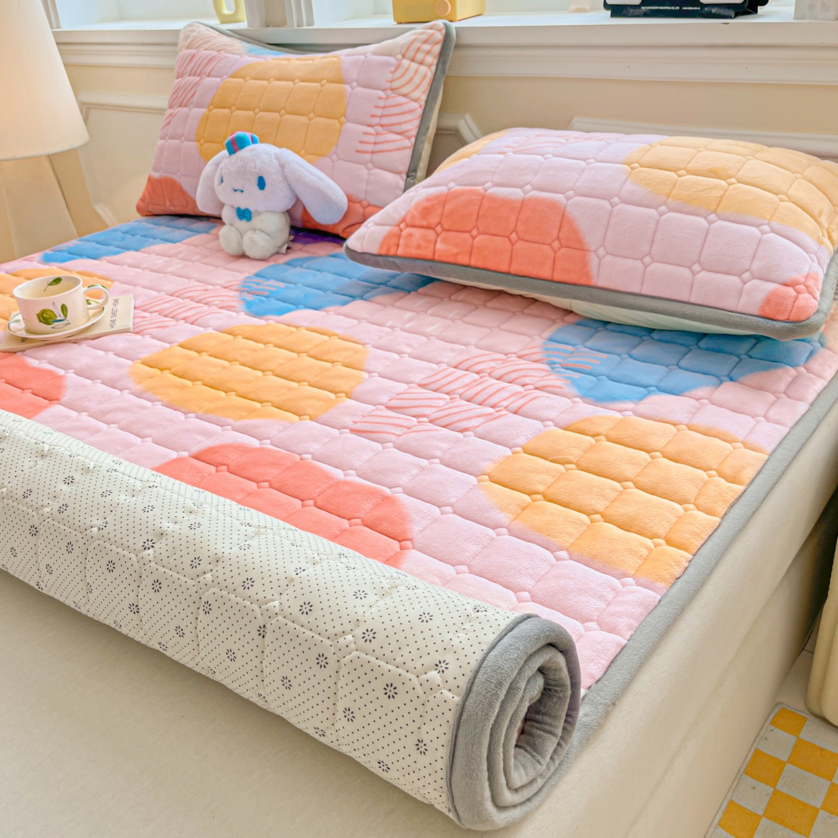 91家纺网 家纺一手货源 找家纺 小叮当家纺仓储工厂店 2025新款牛奶绒夹棉印花床垫床护垫大床图 绒床垫-炫彩人生