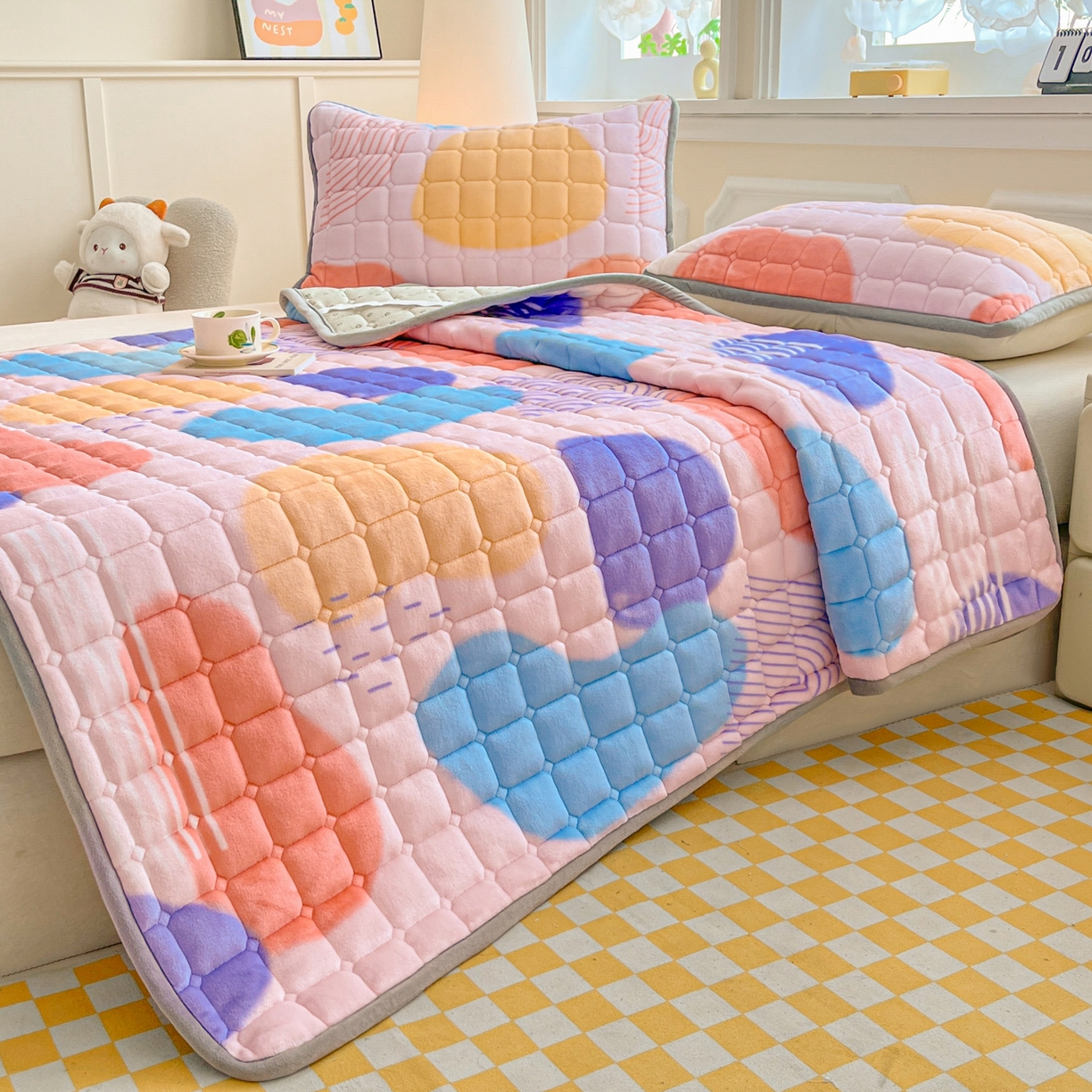 91家纺网 家纺一手货源 找家纺 小叮当家纺仓储工厂店 2025新款牛奶绒夹棉印花床垫床护垫大床图 绒床垫-炫彩人生