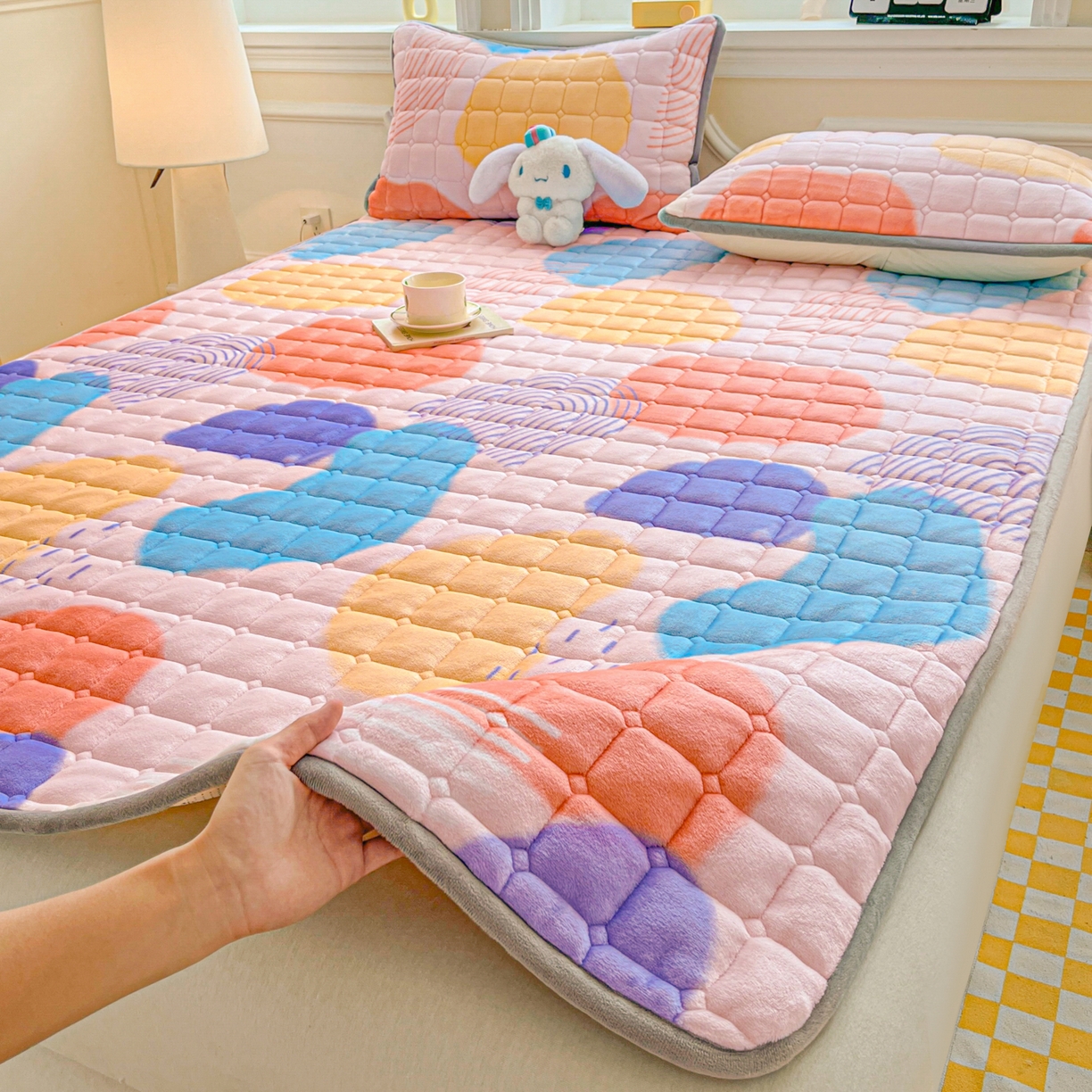 91家纺网 家纺一手货源 找家纺 小叮当家纺仓储工厂店 2025新款牛奶绒夹棉印花床垫床护垫大床图 绒床垫-炫彩人生