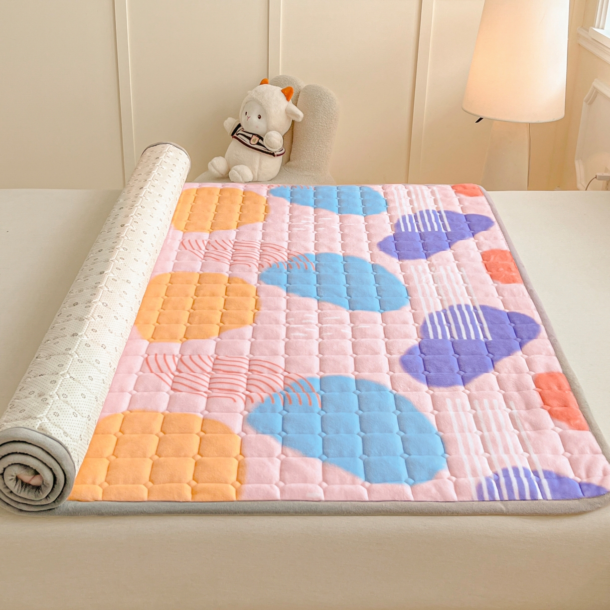 91家纺网 家纺一手货源 找家纺 小叮当家纺仓储工厂店 2025新款牛奶绒夹棉印花床垫床护垫大床图 绒床垫-炫彩人生