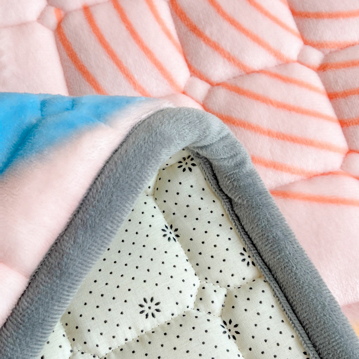 91家纺网 家纺一手货源 找家纺 小叮当家纺仓储工厂店 2025新款牛奶绒夹棉印花床垫床护垫大床图 绒床垫-炫彩人生