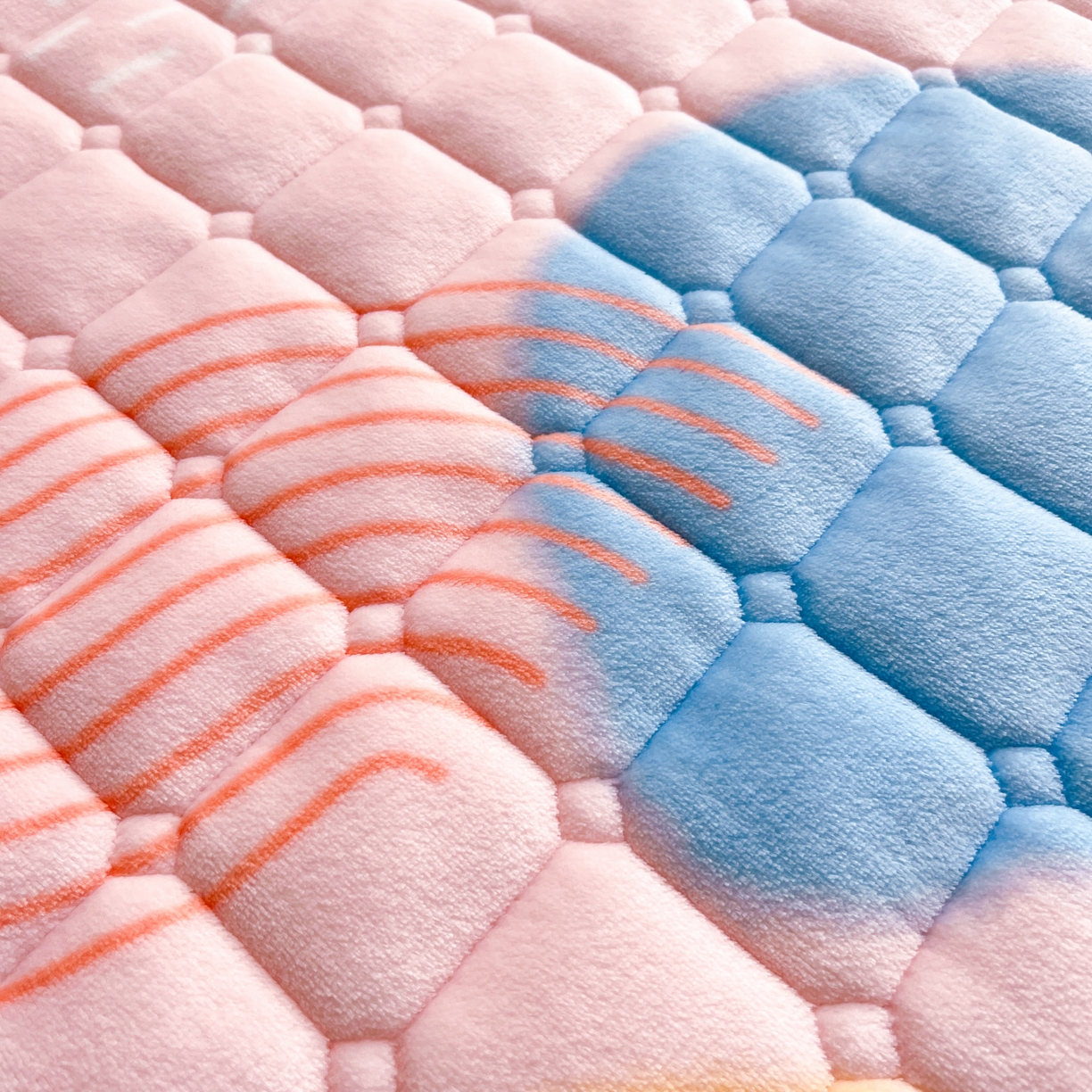 91家纺网 家纺一手货源 找家纺 小叮当家纺仓储工厂店 2025新款牛奶绒夹棉印花床垫床护垫大床图 绒床垫-炫彩人生