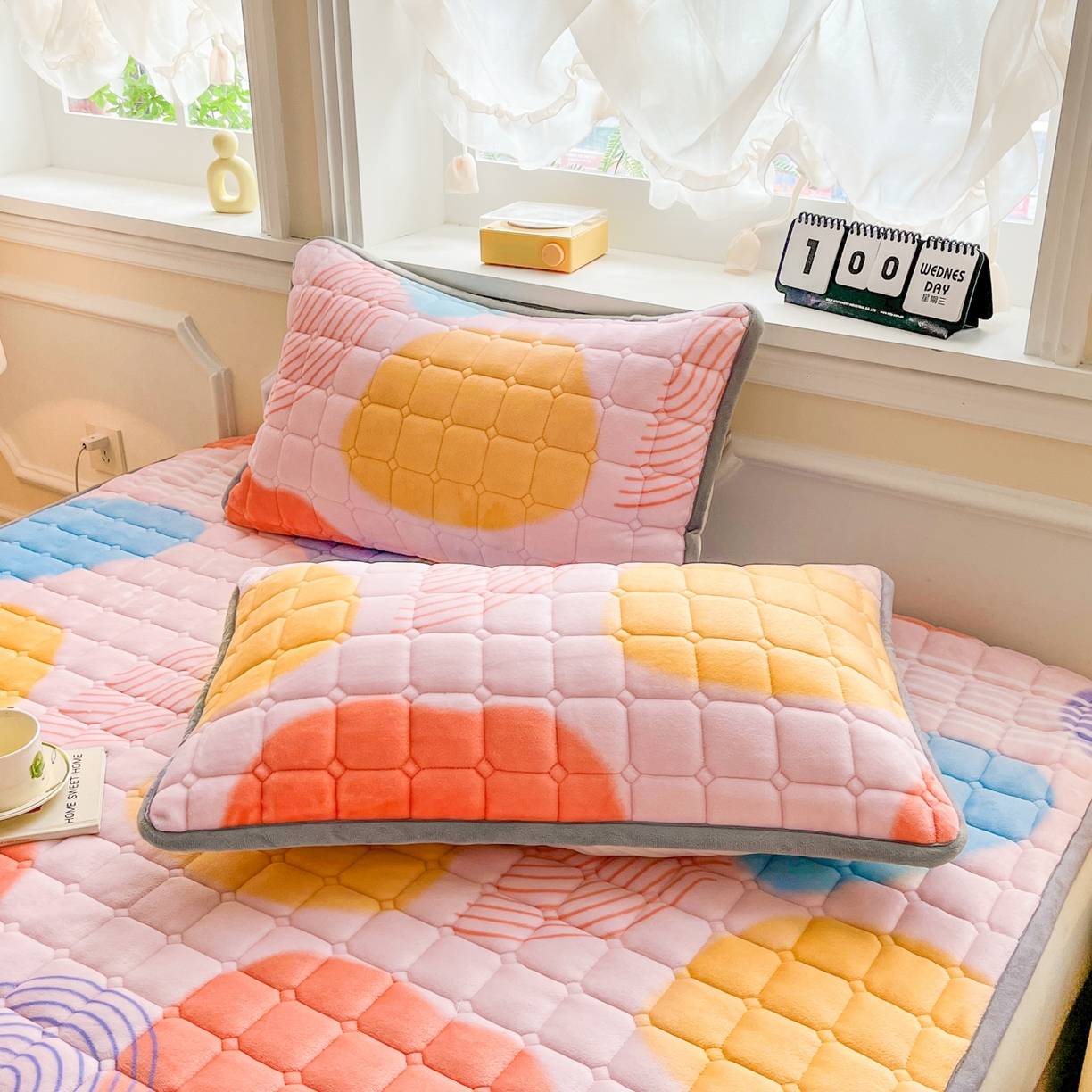 91家纺网 家纺一手货源 找家纺 小叮当家纺仓储工厂店 2025新款牛奶绒夹棉印花床垫床护垫大床图 绒床垫-炫彩人生