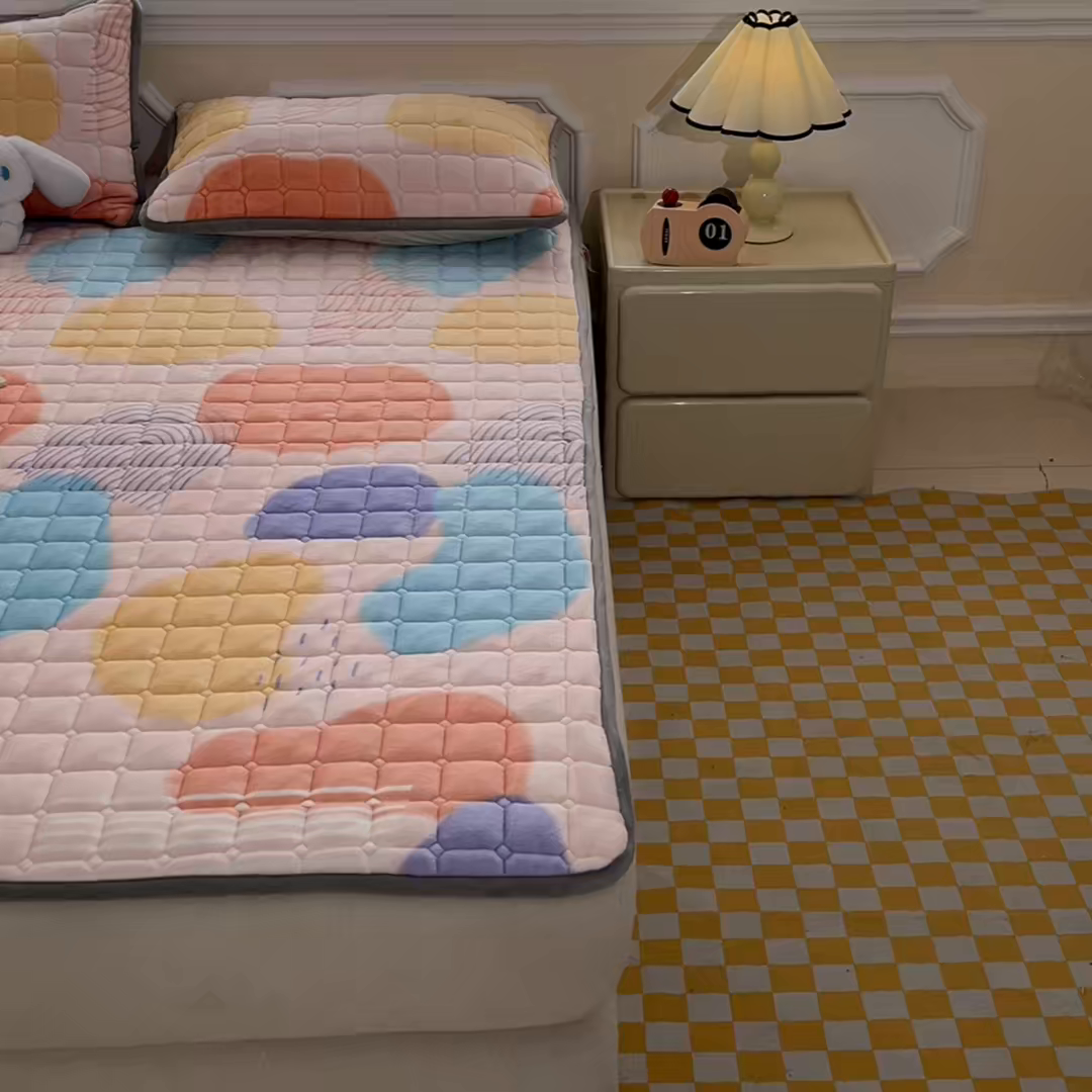 91家纺网 家纺一手货源 找家纺 小叮当家纺仓储工厂店 2025新款牛奶绒夹棉印花床垫床护垫大床图 绒床垫-炫彩人生