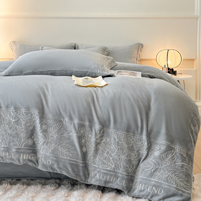 91家纺网 家纺一手货源 找家纺 绒掌柜 2025新款冬季消光级柔滑细腻刺绣牛奶绒四件套（品质版权有买家秀）—清悦系列 绅士灰