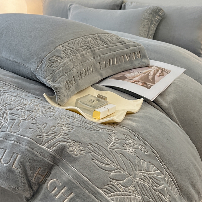 91家纺网 家纺一手货源 找家纺 绒掌柜 2025新款冬季消光级柔滑细腻刺绣牛奶绒四件套（品质版权有买家秀）—清悦系列 绅士灰