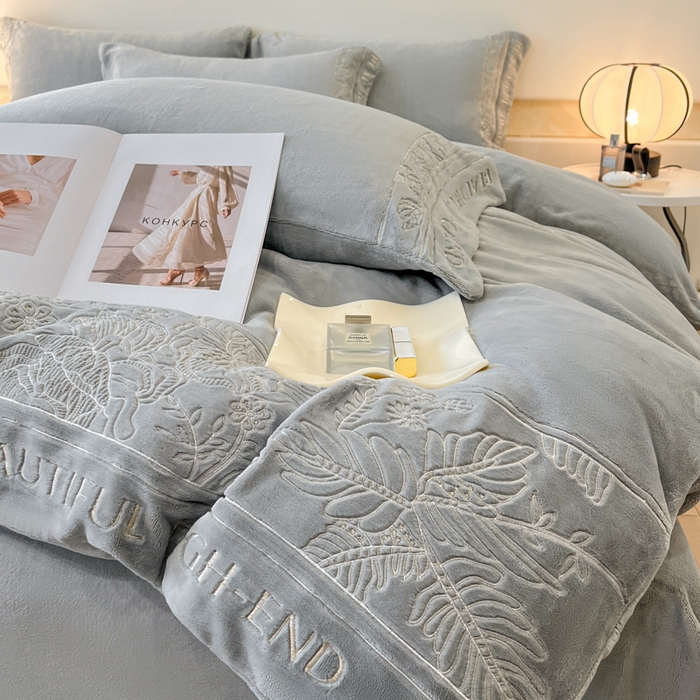91家纺网 家纺一手货源 找家纺 绒掌柜 2025新款冬季消光级柔滑细腻刺绣牛奶绒四件套（品质版权有买家秀）—清悦系列 绅士灰