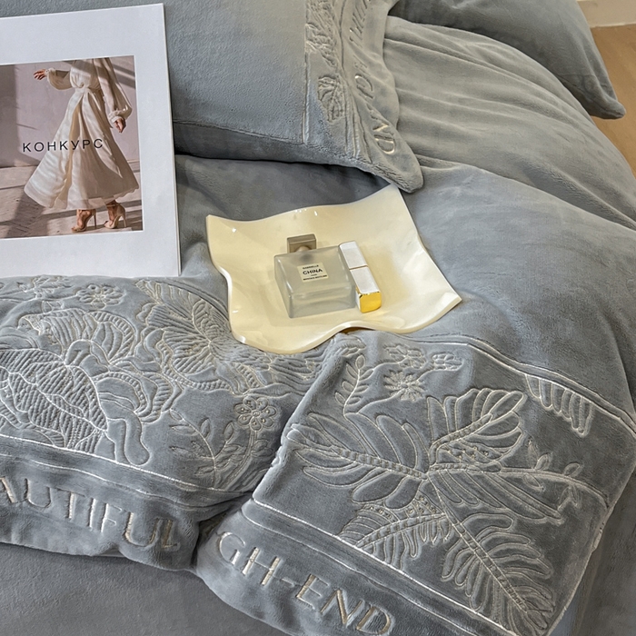 91家纺网 家纺一手货源 找家纺 绒掌柜 2025新款冬季消光级柔滑细腻刺绣牛奶绒四件套（品质版权有买家秀）—清悦系列 绅士灰