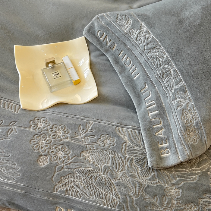 91家纺网 家纺一手货源 找家纺 绒掌柜 2025新款冬季消光级柔滑细腻刺绣牛奶绒四件套（品质版权有买家秀）—清悦系列 绅士灰
