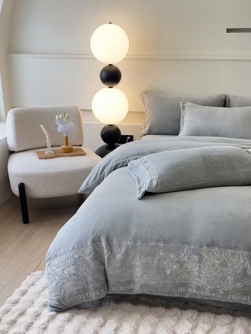 91家纺网 家纺一手货源 找家纺 绒掌柜 2025新款冬季消光级柔滑细腻刺绣牛奶绒四件套（品质版权有买家秀）—清悦系列 绅士灰