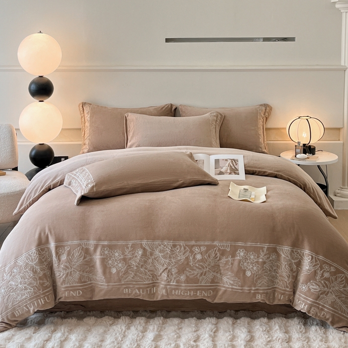 91家纺网 家纺一手货源 找家纺 绒掌柜 2025新款冬季消光级柔滑细腻刺绣牛奶绒四件套（品质版权有买家秀）—清悦系列 香槟