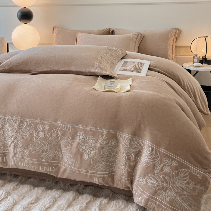 91家纺网 家纺一手货源 找家纺 绒掌柜 2025新款冬季消光级柔滑细腻刺绣牛奶绒四件套（品质版权有买家秀）—清悦系列 香槟