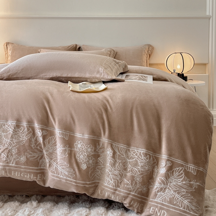 91家纺网 家纺一手货源 找家纺 绒掌柜 2025新款冬季消光级柔滑细腻刺绣牛奶绒四件套（品质版权有买家秀）—清悦系列 香槟