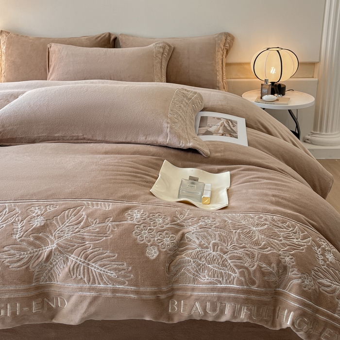 91家纺网 家纺一手货源 找家纺 绒掌柜 2025新款冬季消光级柔滑细腻刺绣牛奶绒四件套（品质版权有买家秀）—清悦系列 香槟
