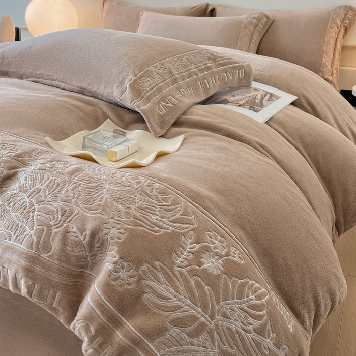 91家纺网 家纺一手货源 找家纺 绒掌柜 2025新款冬季消光级柔滑细腻刺绣牛奶绒四件套（品质版权有买家秀）—清悦系列 香槟