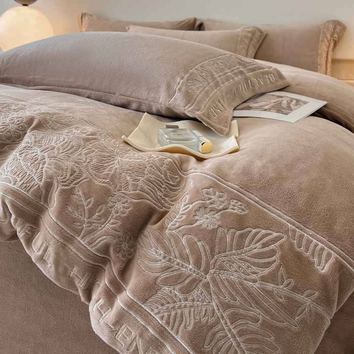 91家纺网 家纺一手货源 找家纺 绒掌柜 2025新款冬季消光级柔滑细腻刺绣牛奶绒四件套（品质版权有买家秀）—清悦系列 香槟