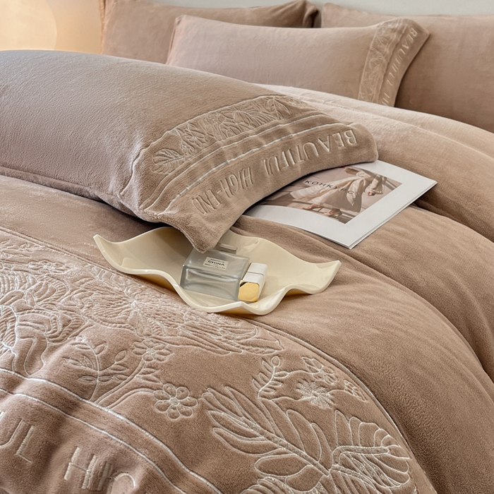 91家纺网 家纺一手货源 找家纺 绒掌柜 2025新款冬季消光级柔滑细腻刺绣牛奶绒四件套（品质版权有买家秀）—清悦系列 香槟