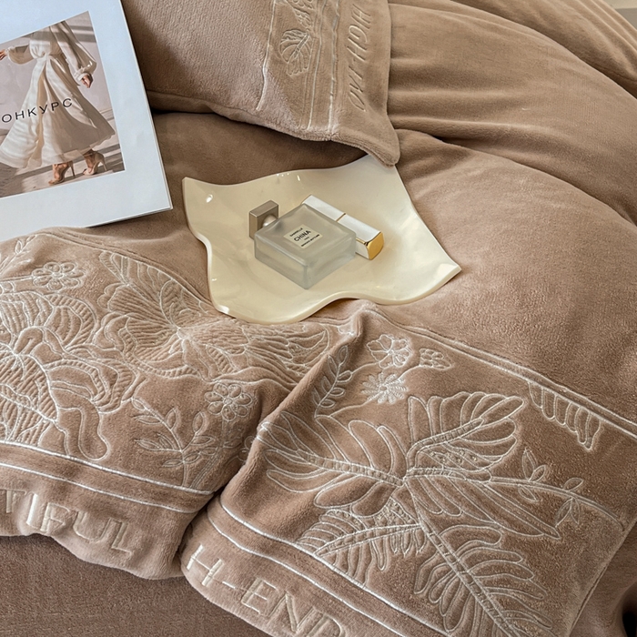 91家纺网 家纺一手货源 找家纺 绒掌柜 2025新款冬季消光级柔滑细腻刺绣牛奶绒四件套（品质版权有买家秀）—清悦系列 香槟