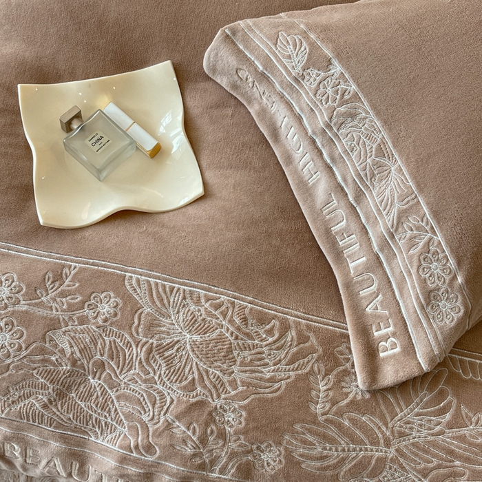 91家纺网 家纺一手货源 找家纺 绒掌柜 2025新款冬季消光级柔滑细腻刺绣牛奶绒四件套（品质版权有买家秀）—清悦系列 香槟