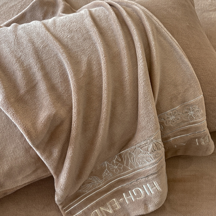 91家纺网 家纺一手货源 找家纺 绒掌柜 2025新款冬季消光级柔滑细腻刺绣牛奶绒四件套（品质版权有买家秀）—清悦系列 香槟