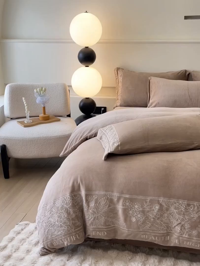 91家纺网 家纺一手货源 找家纺 绒掌柜 2025新款冬季消光级柔滑细腻刺绣牛奶绒四件套（品质版权有买家秀）—清悦系列 香槟