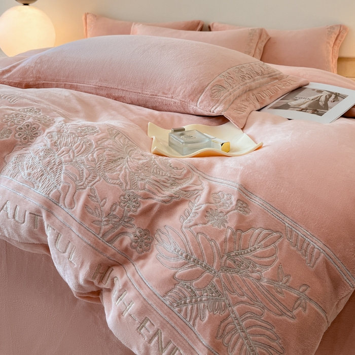 91家纺网 家纺一手货源 找家纺 绒掌柜 2025新款冬季消光级柔滑细腻刺绣牛奶绒四件套（品质版权有买家秀）—清悦系列 玉颜粉