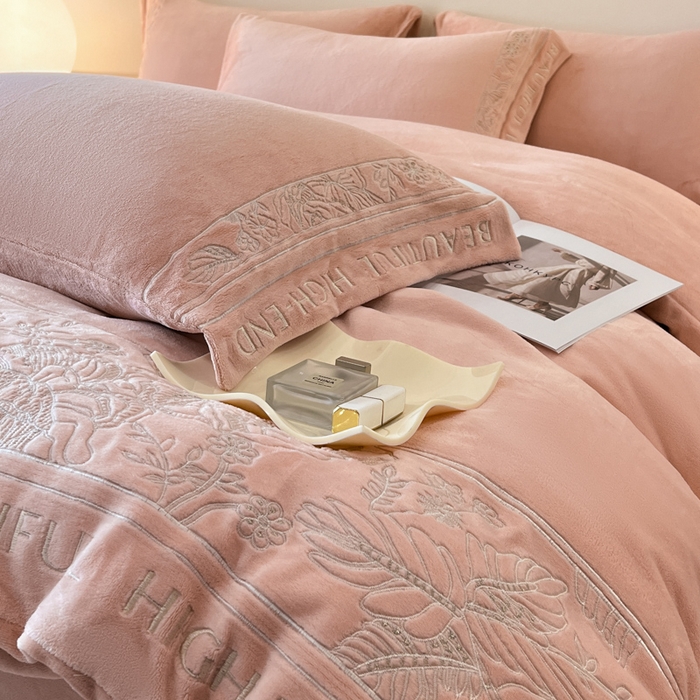 91家纺网 家纺一手货源 找家纺 绒掌柜 2025新款冬季消光级柔滑细腻刺绣牛奶绒四件套（品质版权有买家秀）—清悦系列 玉颜粉