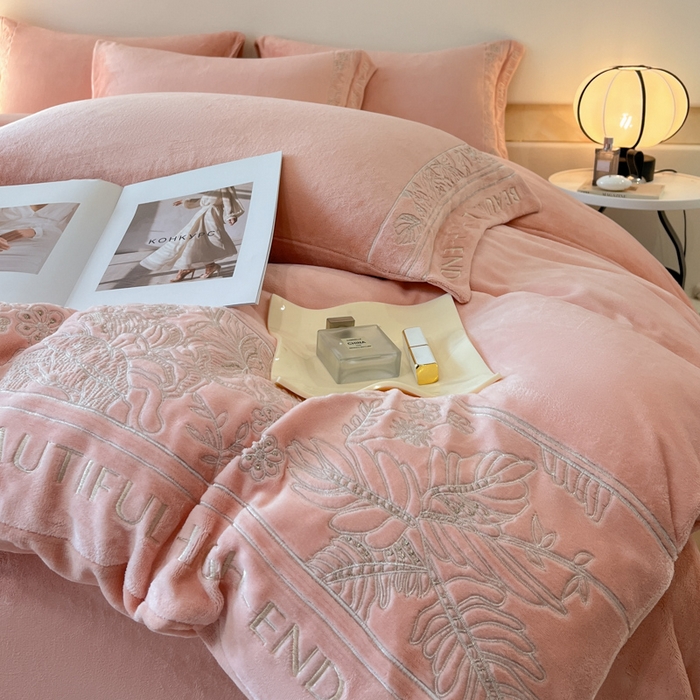 91家纺网 家纺一手货源 找家纺 绒掌柜 2025新款冬季消光级柔滑细腻刺绣牛奶绒四件套（品质版权有买家秀）—清悦系列 玉颜粉