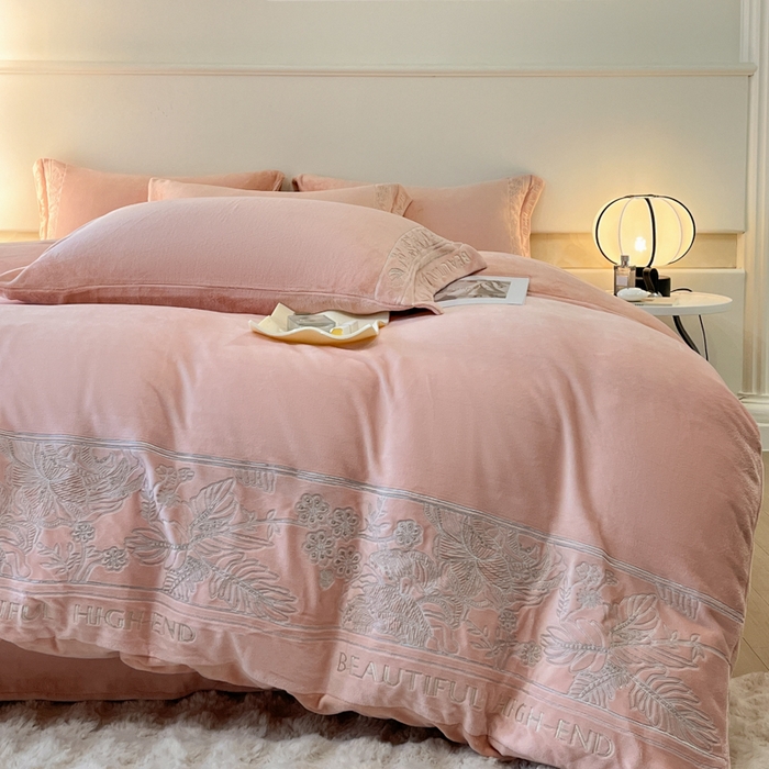 91家纺网 家纺一手货源 找家纺 绒掌柜 2025新款冬季消光级柔滑细腻刺绣牛奶绒四件套（品质版权有买家秀）—清悦系列 玉颜粉